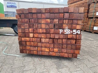 Ca. 67x Massaranduba Palen Fijnbezaagd, 60x60mm, lengte 305cm